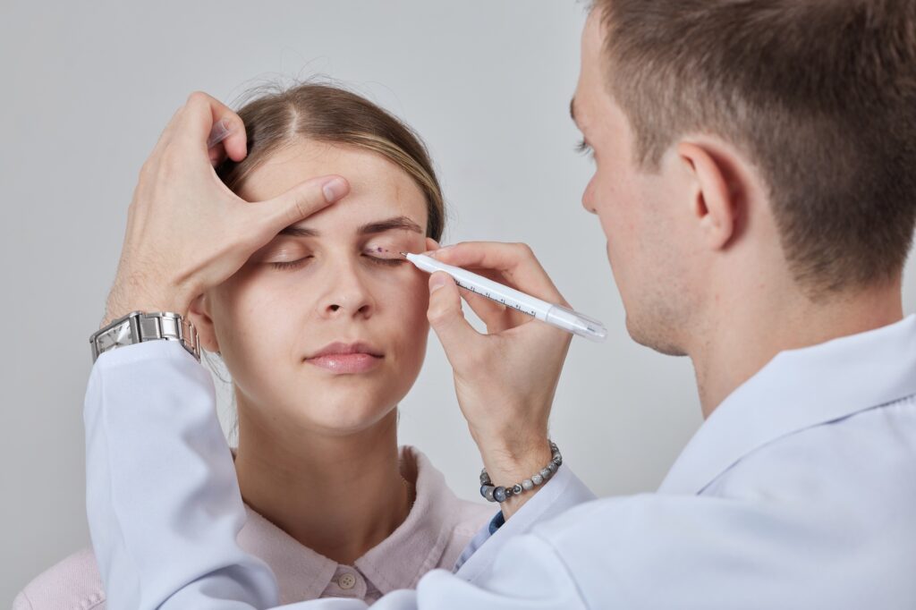 Stanwix Plastic Surgery performing eyelid surgery for refreshed and youthful eyes in Richmond, VA